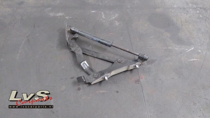 Mazda MX-5 Tailgate hinge