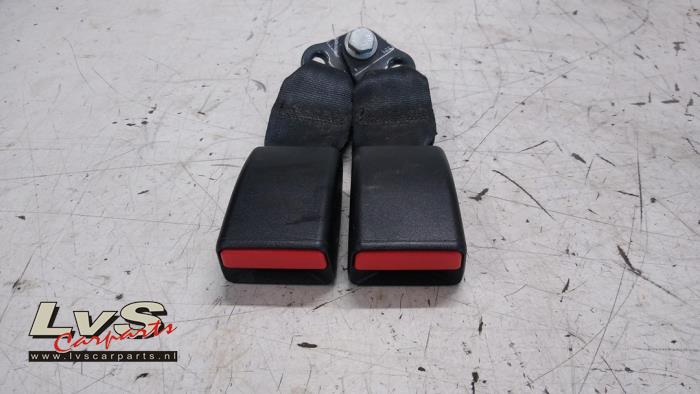 Dacia Sandero Insertion ceinture de sécurité arrière droite