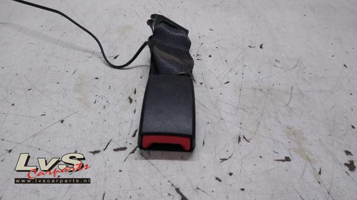 Opel Corsa Insertion ceinture de sécurité arrière centre