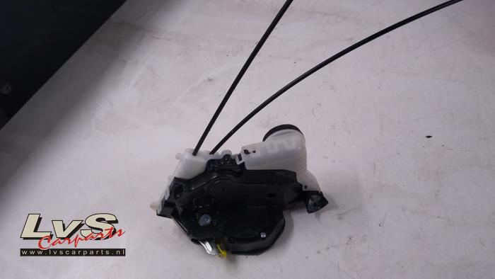 Toyota Yaris Türschlossmechanik 4-türig links vorne