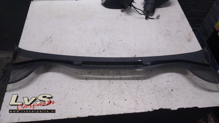 Volkswagen Polo Cowl top grille