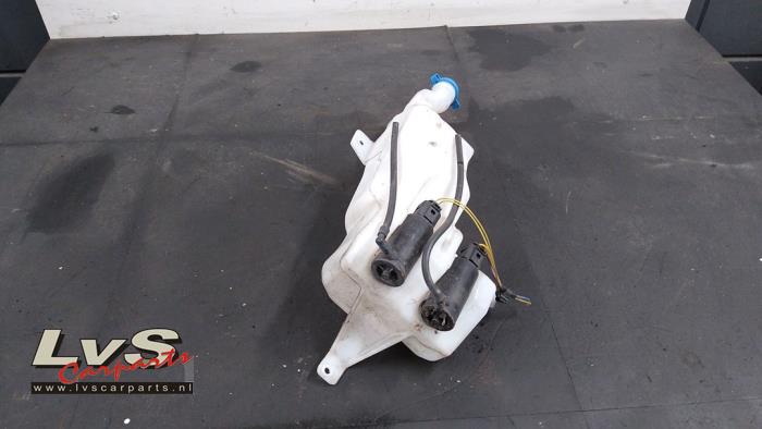 Suzuki SX-4 Front windscreen washer reservoir