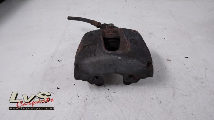 Mazda 3. Bremszange rechts vorne