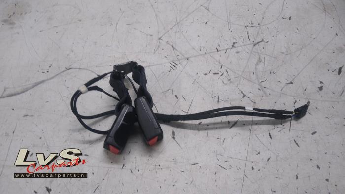 Peugeot 2008 Insertion ceinture de sécurité arrière centre