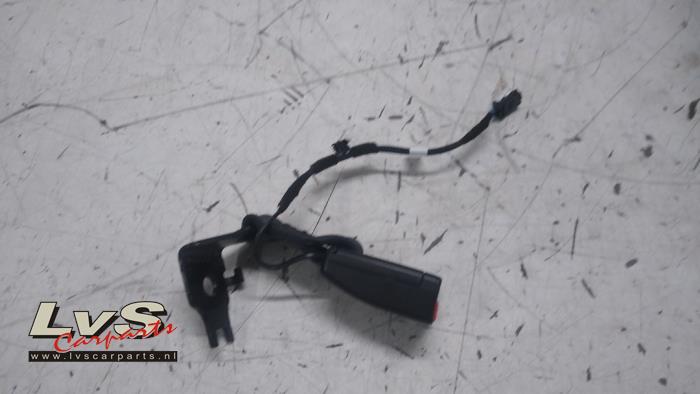 Peugeot 2008 Insertion ceinture de sécurité arrière gauche