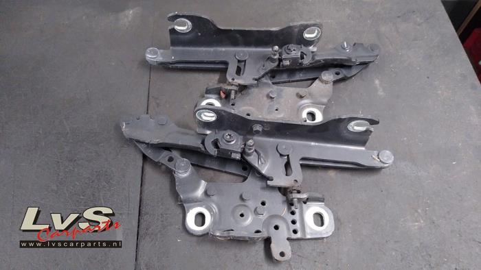 BMW 1-Serie Bonnet Hinge
