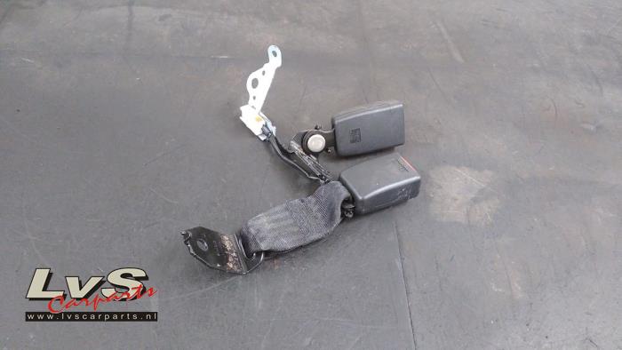 Mazda 2. Sicherheitsgurt Schließe Mitte hinten