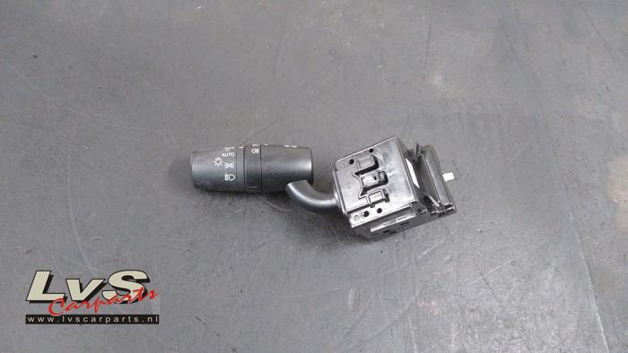 Mazda 2. Commutateur lumière