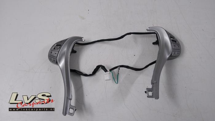 Nissan Qashqai Steering wheel mounted radio control