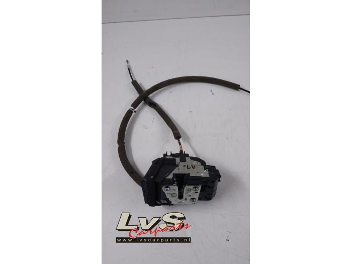 Nissan Qashqai Door lock mechanism 4-door, front left