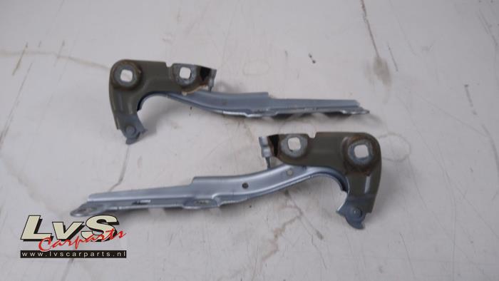 Opel Astra Bonnet Hinge