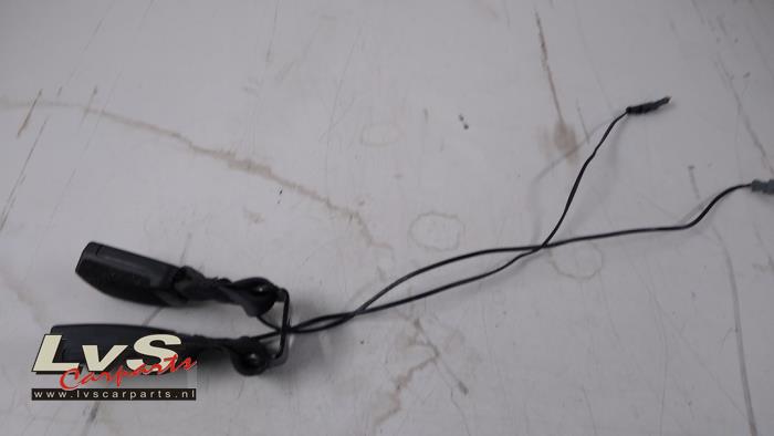 Opel Astra Insertion ceinture de sécurité arrière centre