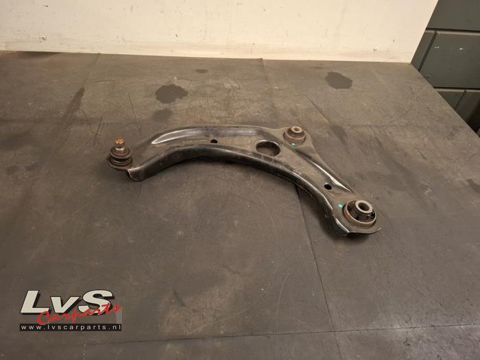 Nissan Micra Querlenker links vorne