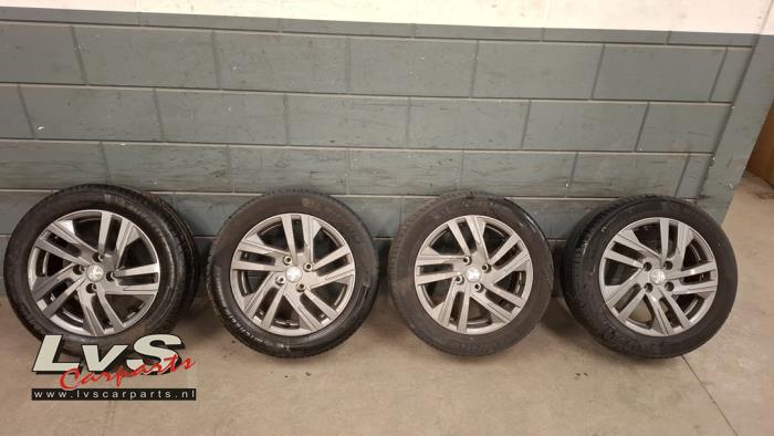 Peugeot 208 Jeu de jantes sport + pneus