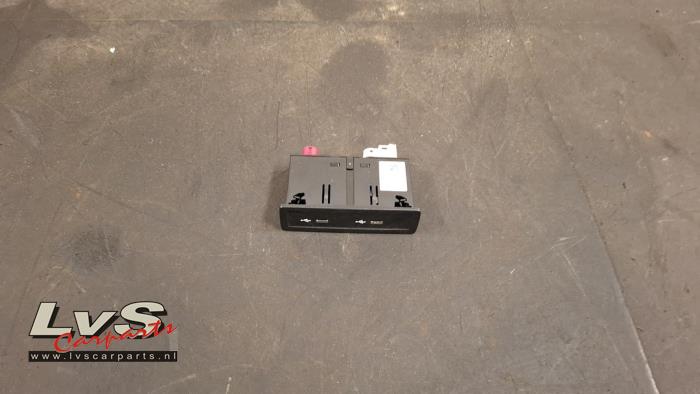 Mercedes CLA USB stekker