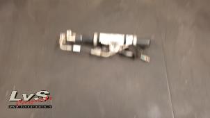 Begagnade Gasfjäder, motorhuv, vänster Mercedes CLA (118.3) 1.3 CLA-250 e Turbo 16V Pris € 150,00 Marginaltabell erbjuds av LvS Carparts