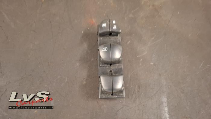 Nissan Juke Electric window switch