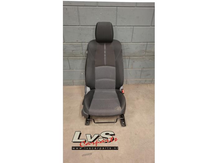 Mazda 2. Siège droit