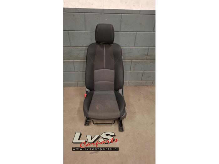 Mazda 2. Siège gauche