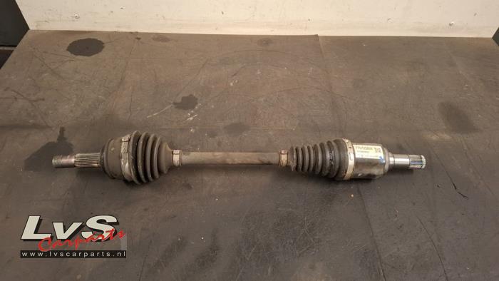 Mazda 2. Aandrijfas links-voor