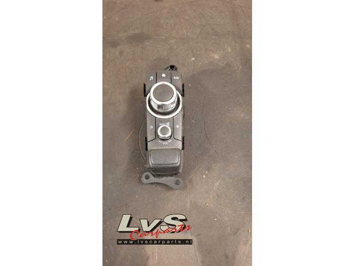 Mazda 2. I-Drive knop