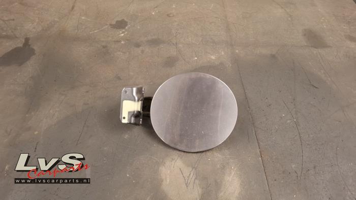 Mazda 2. Clapet réservoir