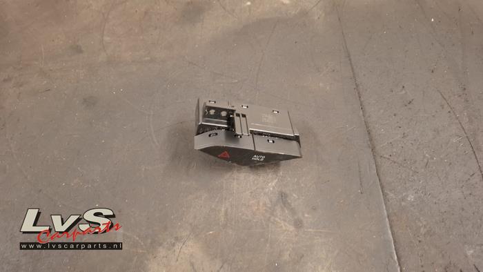 Lynk & Co 01 Panic lighting switch