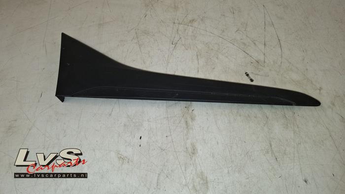 Peugeot 108 Revêtement montant avant droit