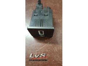 Begagnade AUX/USB-anslutning Ford Focus 4 1.5 EcoBoost 12V 150 Pris € 24,00 Marginaltabell erbjuds av LvS Carparts