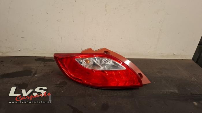 Mazda 2. Feu arrière gauche