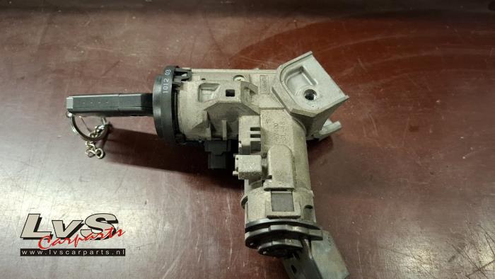 Mazda 2. Serrure de contact + clé