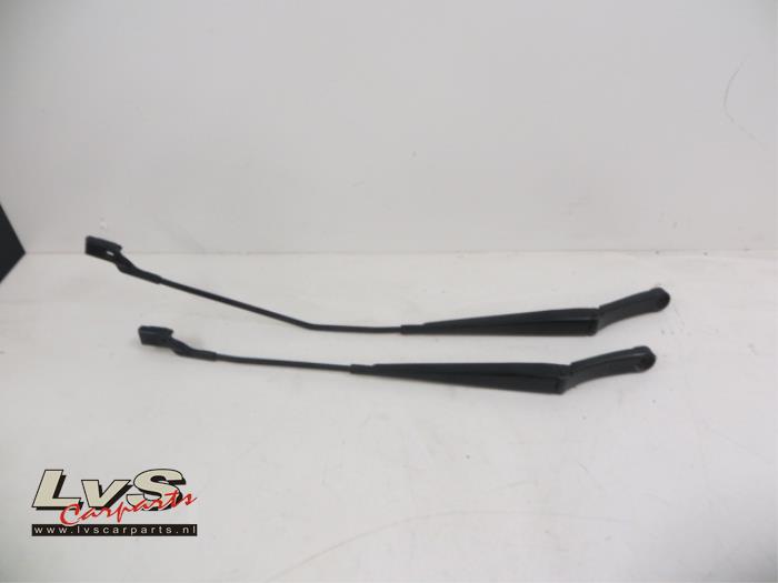 Volkswagen Touran Front wiper arm