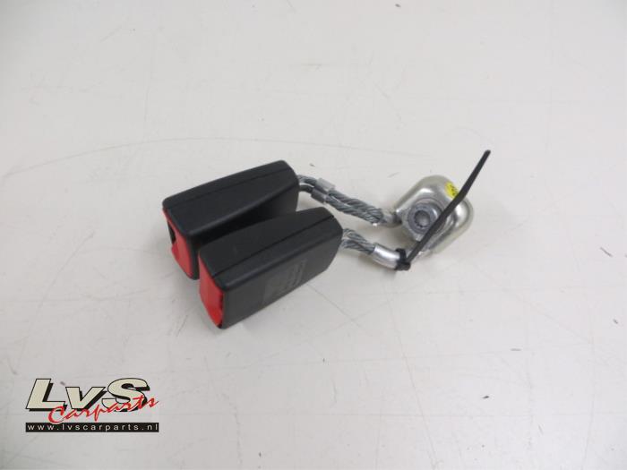 Volkswagen Golf Rear seatbelt buckle, centre