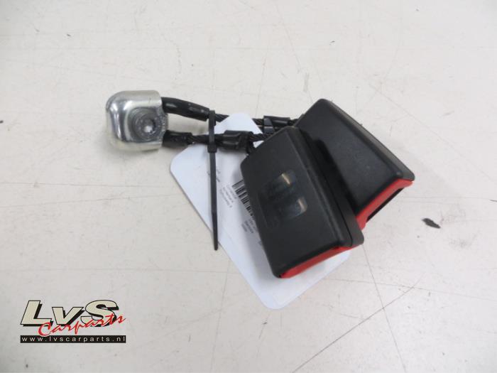 Volkswagen Polo Rear seatbelt buckle, centre