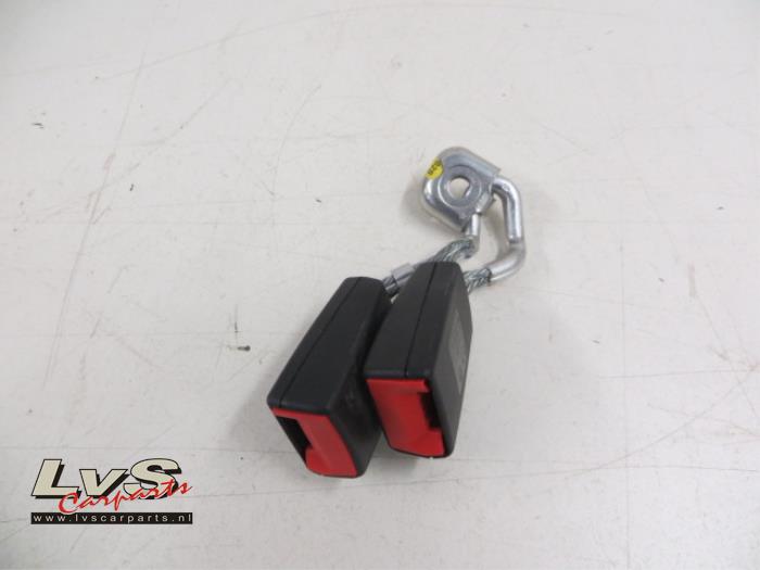 Volkswagen Golf Rear seatbelt buckle, centre