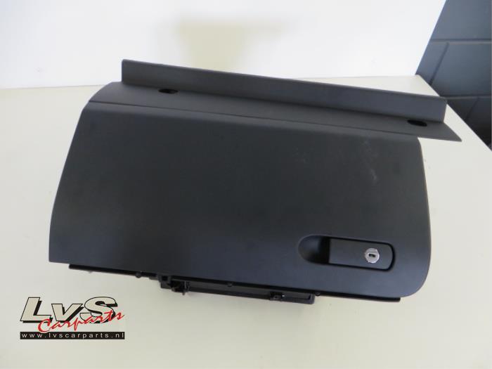 Volkswagen Touareg Glovebox