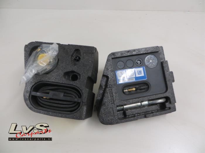 Opel Meriva Tool set