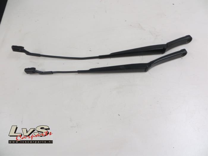 Volkswagen Passat Front wiper arm
