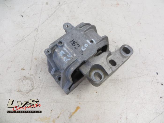 Volkswagen Golf Engine mount