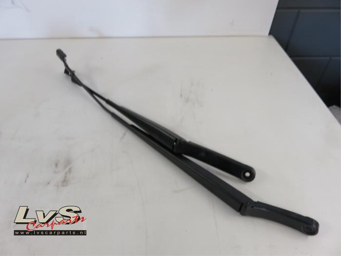 Volkswagen Touran Front wiper arm