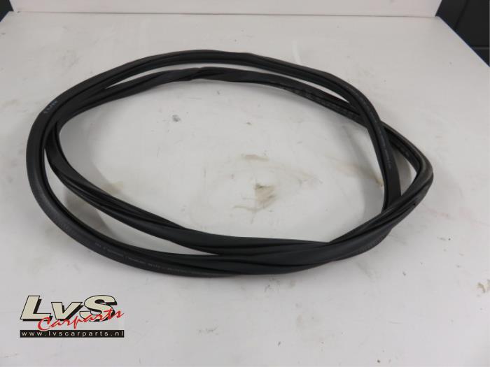 Volkswagen Touran Rear door seal 4-door, right