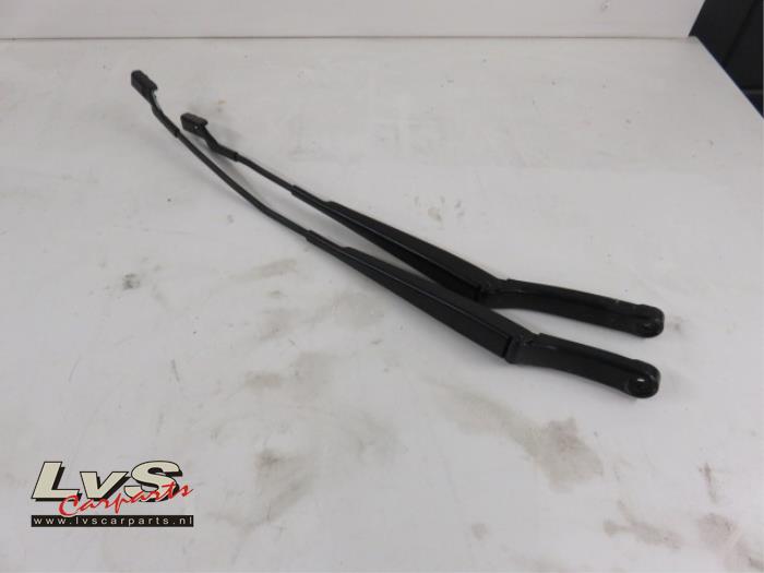 Volkswagen Passat Front wiper arm