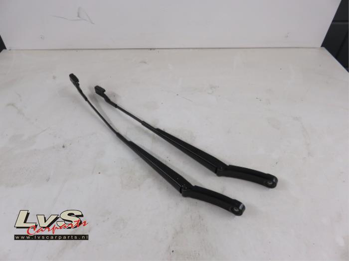 Volkswagen Tiguan Front wiper arm