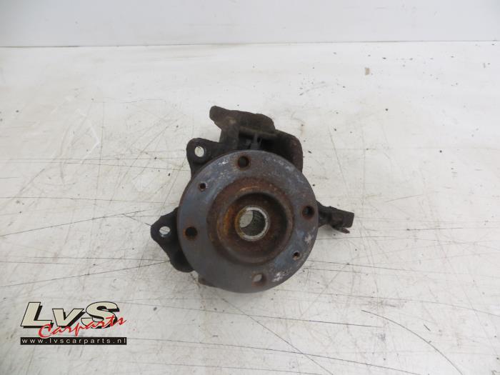 Peugeot 1007 Fusee links-voor