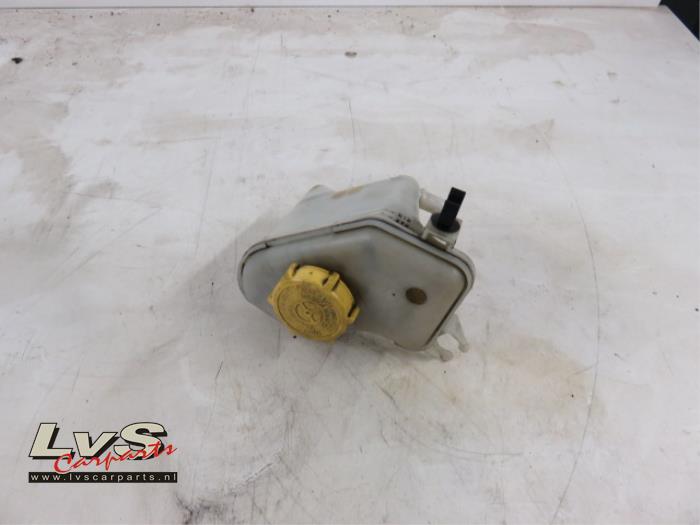 Ford KA Power steering fluid reservoir