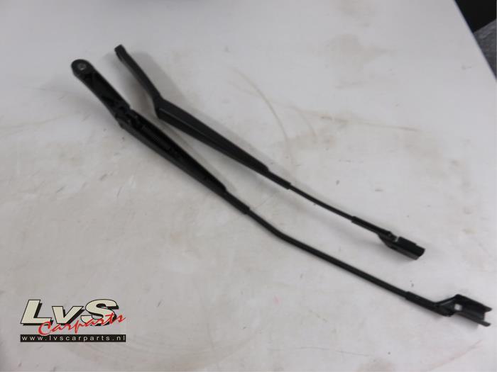 Volkswagen Scirocco Bras essuie-glace avant