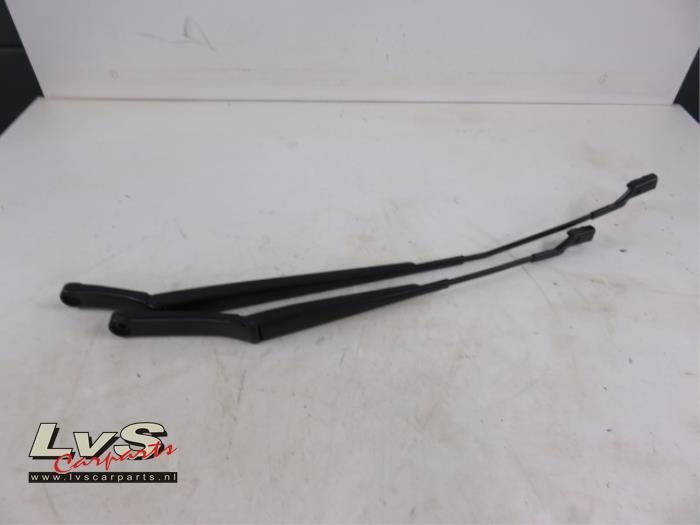 Volkswagen Touran Front wiper arm