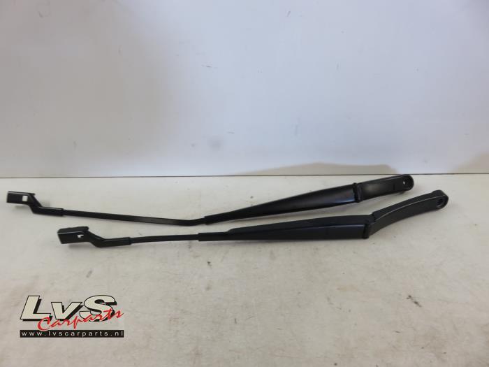 Volkswagen Tiguan Front wiper arm