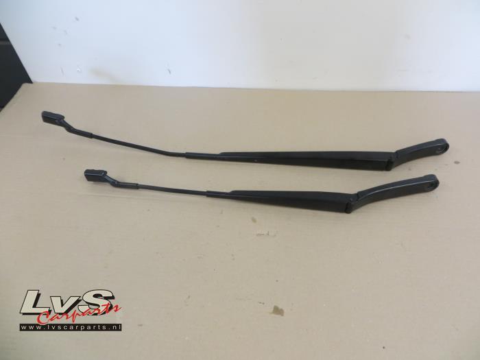 Volkswagen Touran Front wiper arm