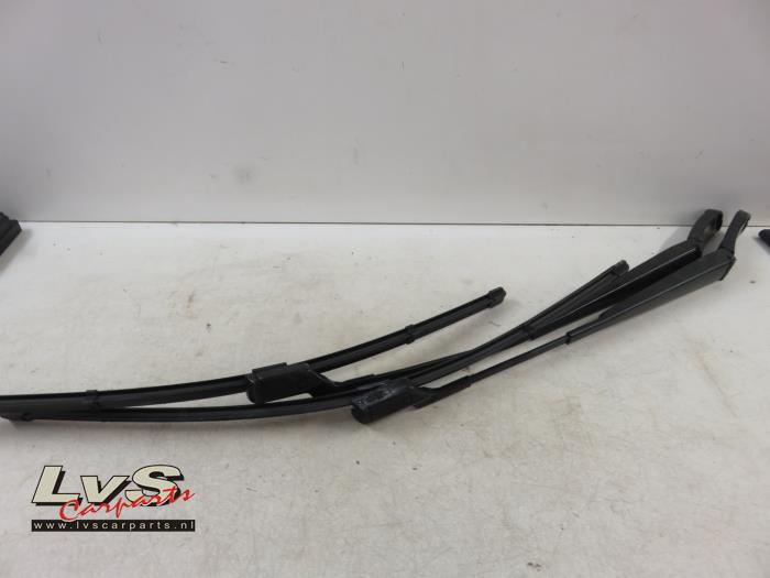 Volkswagen Tiguan Front wiper arm
